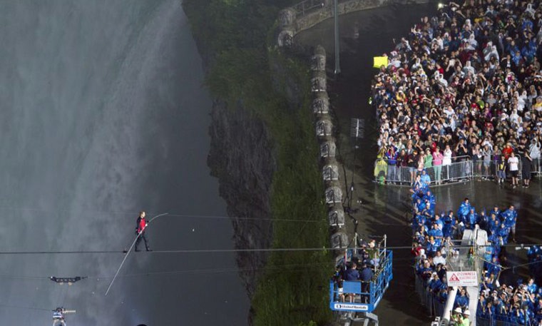 Nik-Wallenda-approaches-t-008.png