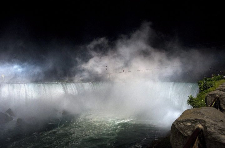 Nik-Wallenda-in-the-spray-005.png