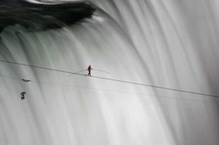 Nik-Wallenda-is-a-miniatu-004.png